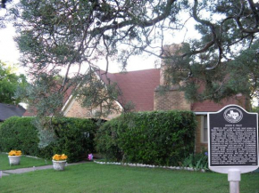 Гостиница Alla's Historical Bed and Breakfast, Spa and Cabana  Даллас